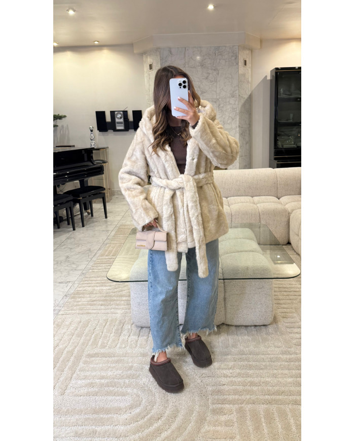 Fourrure beige à capuche avec ceinture