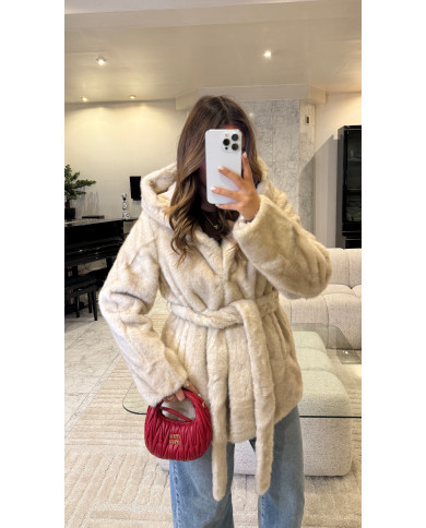 Fourrure beige à capuche avec ceinture