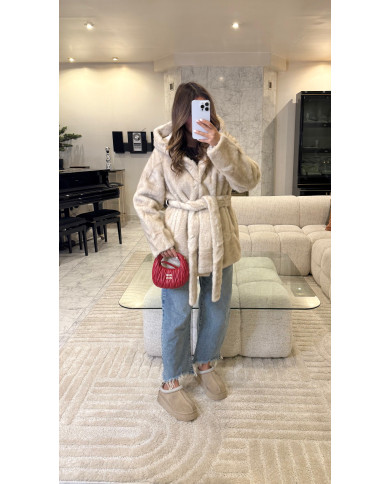 Fourrure beige à capuche avec ceinture