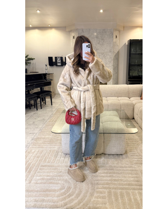 Fourrure beige à capuche avec ceinture