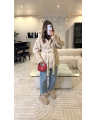 Fourrure beige à capuche avec ceinture