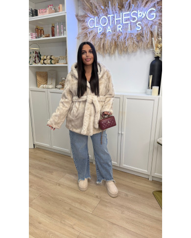 Fourrure beige à capuche avec ceinture