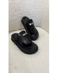 Tong beige velour plate-forme boucle doré