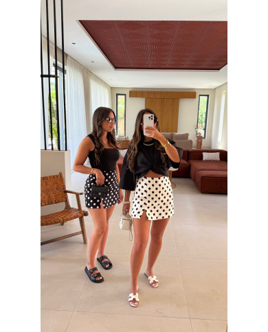 Jupe short à pois noir